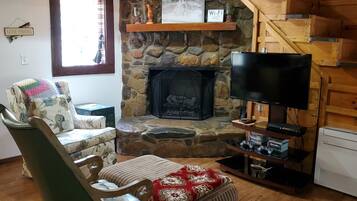 Téléviseur connecté, foyer, lecteur de DVD, table de baby-foot