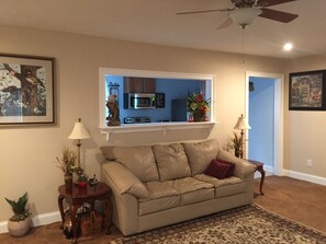 TV connectée, lecteur de DVD, livres, vidéothèque