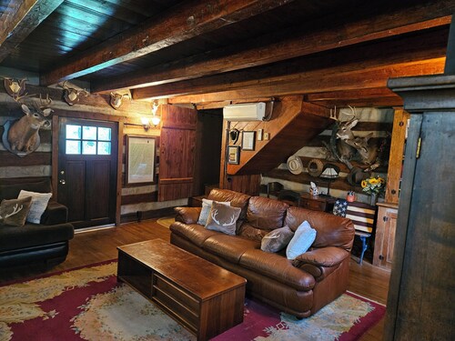 Historic pet friendly cabin/shooting range/ATV trails/fish ponds/on 82 acres.
