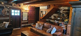 Historic pet friendly cabin/shooting range/ATV trails/fish ponds/on 82 acres.