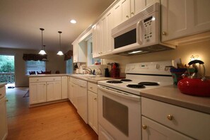 Fridge, microwave, oven, stovetop - White Squirrel`s Nest in Sherwood Forest (Brevard)