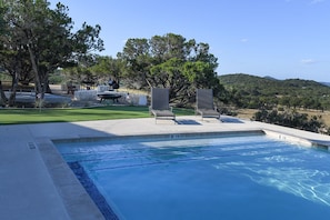 Outdoor pool - Sleeps 33, Private pool & putting green,10 min from Garner State Park, Frio Riv. (Utopia)