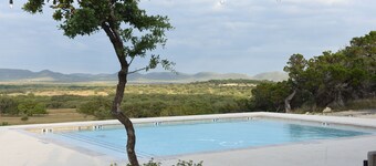 Sleeps 33, Private pool & putting green,10 min from Garner State Park, Frio Riv.