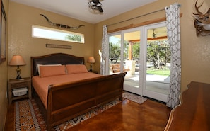 5 bedrooms, iron/ironing board, free WiFi, bed sheets - Sleeps 33, Private pool & putting green,10 min from Garner State Park, Frio Riv. (Utopia)