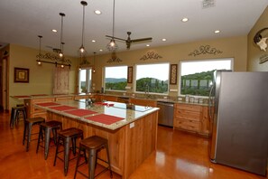 Fridge, microwave, oven, stovetop - Sleeps 33, Private pool & putting green,10 min from Garner State Park, Frio Riv. (Utopia)