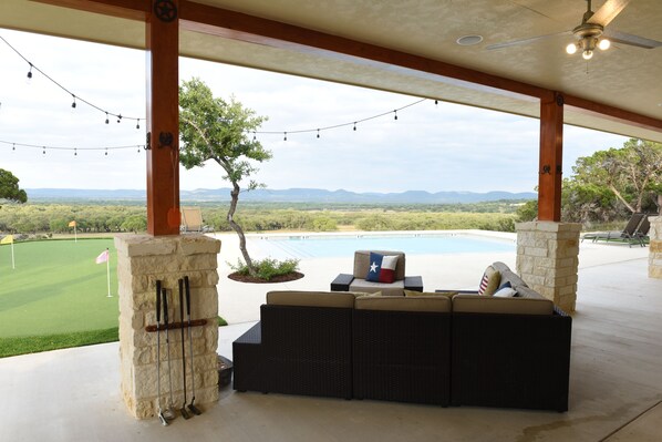 Terrace/patio - Sleeps 33, Private pool & putting green,10 min from Garner State Park, Frio Riv. (Utopia)