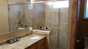 Douche, serviettes fournies