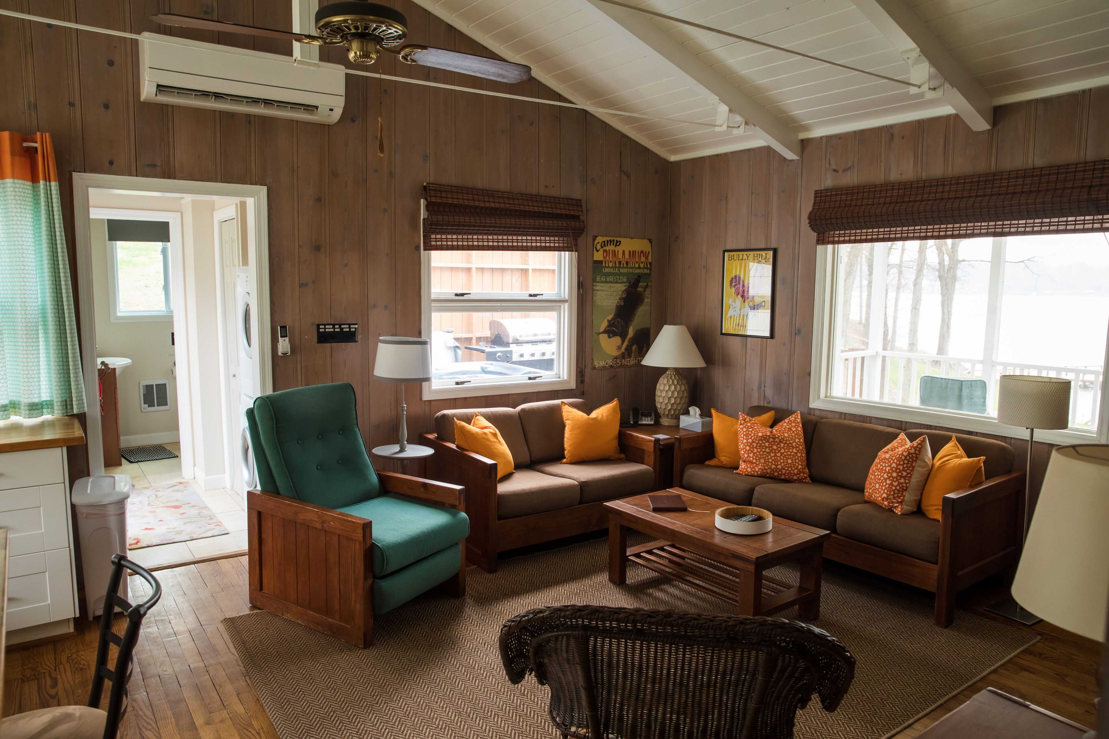 Smart TV, chimenea y estéreo 