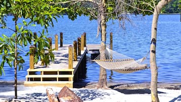 Plage, chaises longues