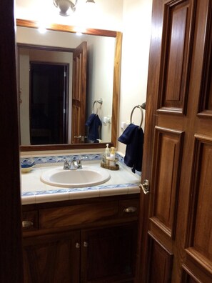 Een haardroger, handdoeken, toiletpapier