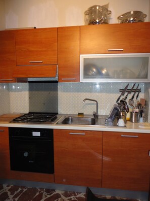 Kylskåp, ugn, spishäll och diskmaskin