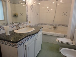 Badewanne, Haartrockner, Bidet, Handtücher