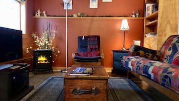 Smart TV, lareira, livros, aparelho de som