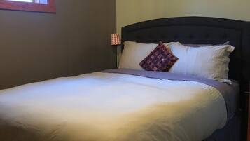 1 quarto, ferros/tábuas de passar roupa, berço de viagem