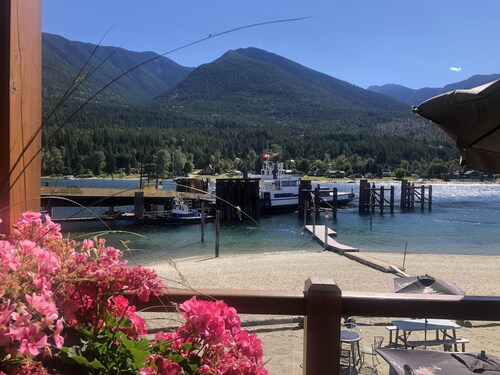 Downtown, wheelchair-accessible 1 BR suite.