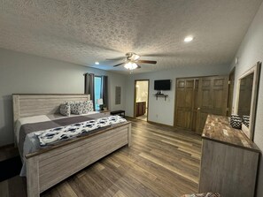 3 habitaciones, tabla de planchar con plancha y cuna de viaje 