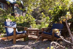 Property grounds - Escape to La Jolla Secluded MidCentury WindanSea Beach Bungalow, Bikes, Hot tub! (La Jolla)