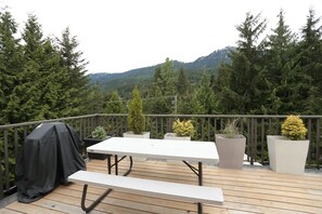 Outdoor dining - Modern Designed Condo, Walking Distance From Chairlift With Mountain View  (Whistler)