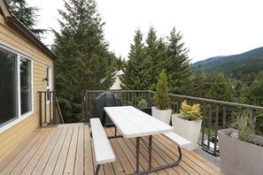 Outdoor dining - Modern Designed Condo, Walking Distance From Chairlift With Mountain View  (Whistler)