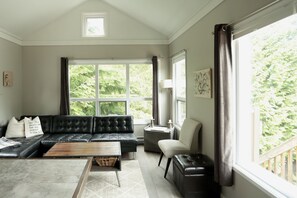 Smart TV, video library - Modern Designed Condo, Walking Distance From Chairlift With Mountain View  (Whistler)