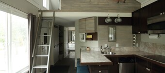 Condo de conception moderne, à distance de marche du télésiÚge avec vue sur la montagne