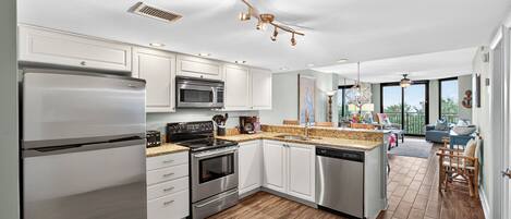 Een koelkast, een microgolfoven, een oven, een kookplaat