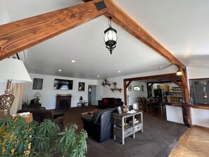 Älytelevisio, kirjoja, stereot, työhuone