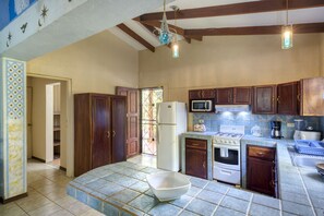 Een koelkast, een magnetron, een oven, een kookplaat