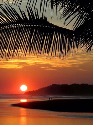 Beach nearby, sun loungers - Tropical Beachside Oasis Villa With Pool And Garden (Parrita)