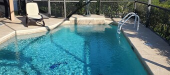 ケープコーラル南部の露出バケーションパラダイスは、運河、温水プールに位置しています