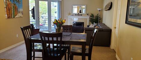 Smart-tv, eldstad, tv-spel och dvd-spelare