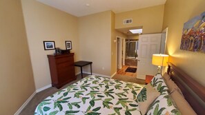 2 bedrooms, iron/ironing board, WiFi, bed sheets - Penthouse - Resort living (Irvine)