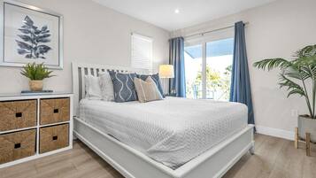 3 habitaciones, escritorio y tabla de planchar con plancha