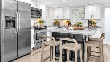 Kühlschrank, Wasserkocher mit Kaffee-/Teezubehör, Hochstuhl