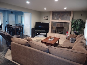 Smart TV, fireplace, stereo, offices - 1 of the Safest neighborhoods in America. Unique one of a kind with Hot Tub. (Sandy)