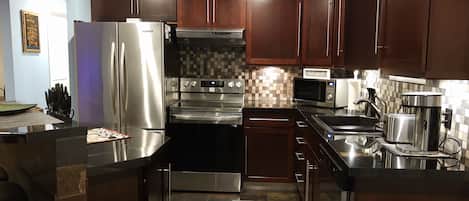 Refrigerador, microondas, horno y parrilla de estufa