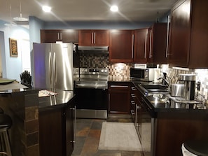 Frigorifero, microonde, forno, piano cottura