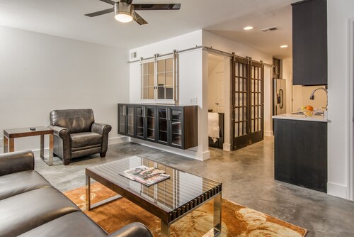 The Capitol District House-inside downtown lp & parking pad for two+free street