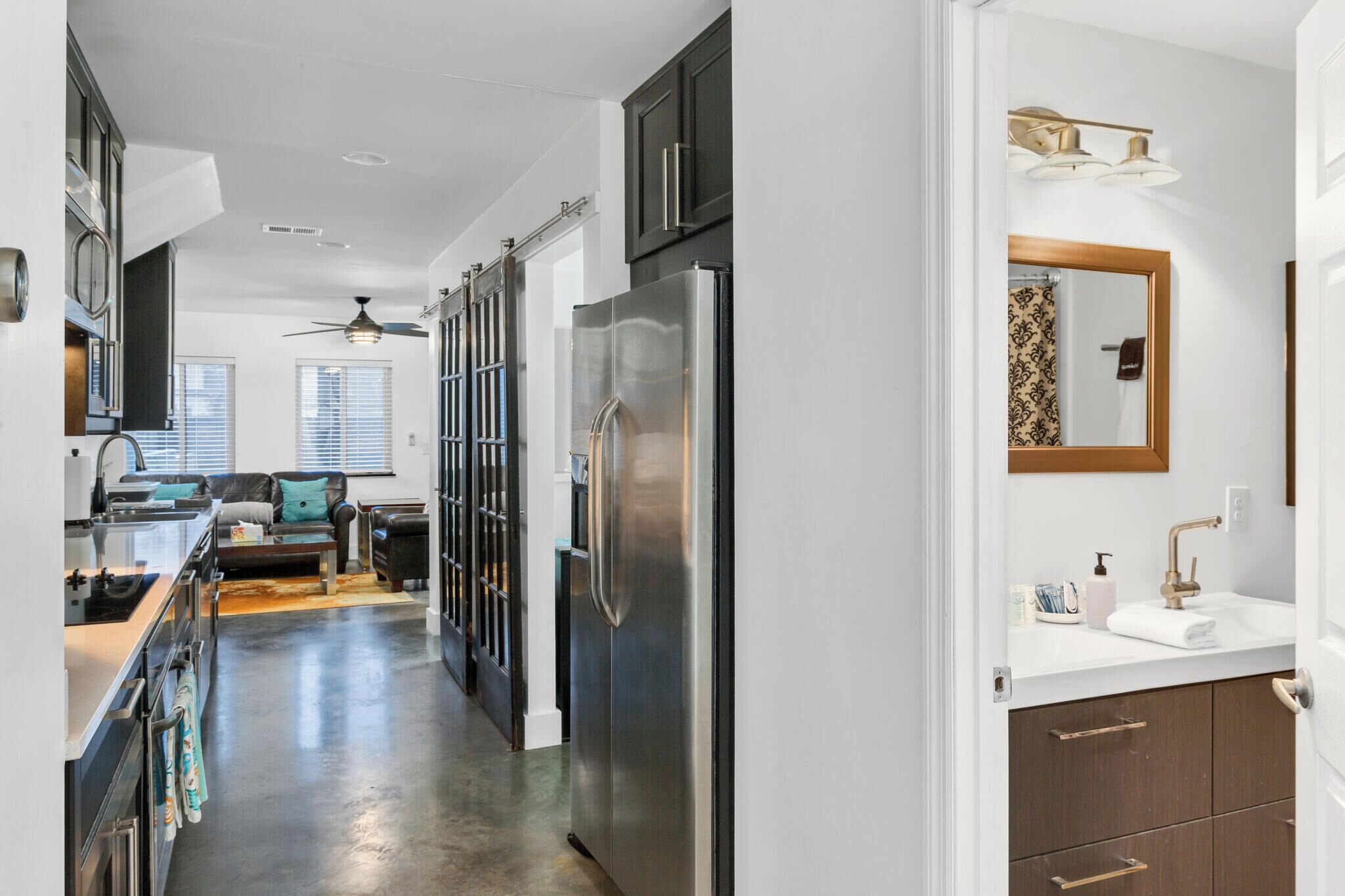 Kylskåp, mikrovågsugn, ugn och spishäll