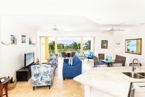 Smart-TV, DVD-spiller, bøker og filmbibliotek