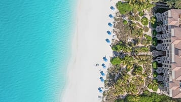 Na praia, espreguiçadeiras, toalhas de praia