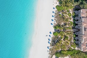 På stranden, solsenger og strandhåndklær