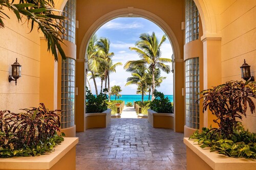 3RD Floor BEACHFRONT PENTHOUSE Grace Bay Beach -No car needed. SUMMER SPECIAL!