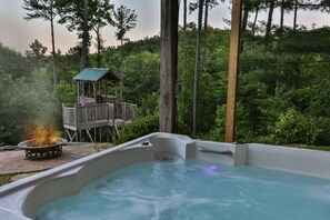 Outdoor spa tub - ❤Rare 5 Bed Private Luxury Lodge w/Stunning Views- Pool Table, Hot Tub, Firepit (Ellijay)