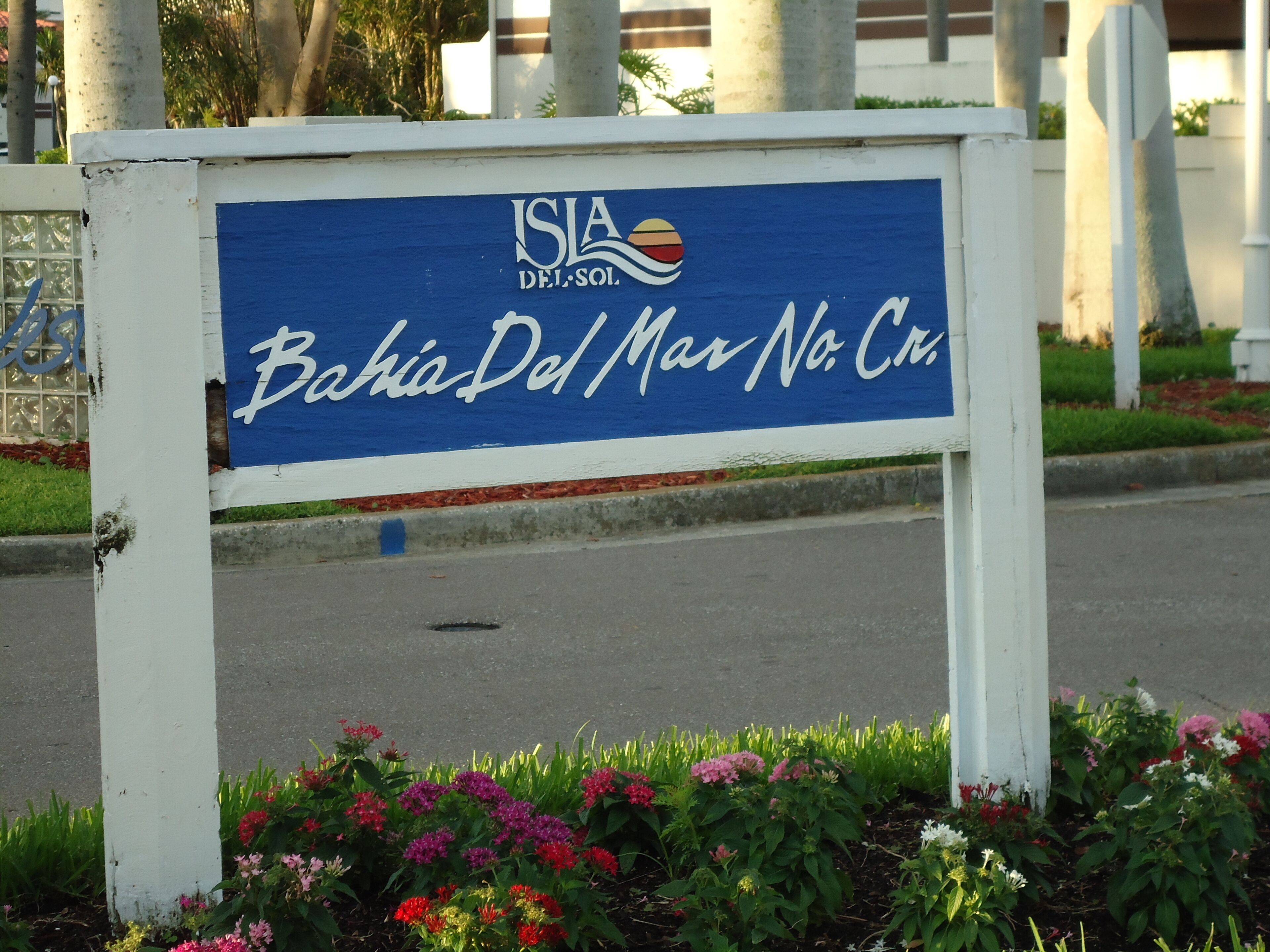 A sign with the text "Bahía Del Mar No. 12" and "ISLA DEI SOL" indicating a location.