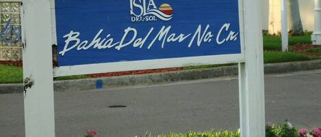 A sign with the text "Bahía Del Mar No. 12" and "ISLA DEI SOL" indicating a location.
