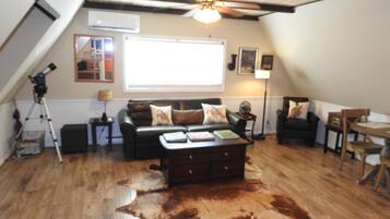 Smart-TV, DVD-Player, Bücher, Stereoanlage