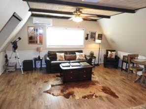 Smart-TV, DVD-spiller, bøker og stereoanlegg