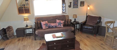 Smart-TV, DVD-Player, Bücher, Stereoanlage