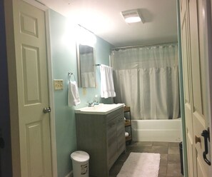 Combined shower/bathtub, hair dryer, towels, soap
